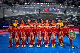 详解棒球规则中的场内全垒打与外野飞球反弹后的垒位计算